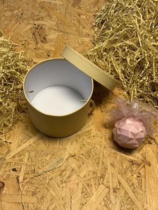 Nevíte si rady s balením malých dárků? 🎁 S našimi papírovými výplněmi je to snadné 😉 Oblíbená krémová výplň skladem na...